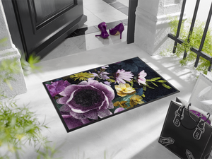 Bild in Slideshow öffnen, Fußmatte mit violett-gelben Blumen vor der Haustür
