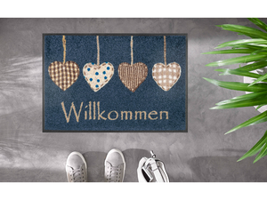 Bild in Slideshow öffnen, Fußmatte mit Herzen und Schrift &quot;Willkommen&quot; auf dem Fußboden
