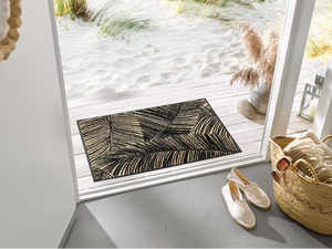 Bild in Slideshow öffnen, Fußmatte in schwarz, beige mit Blätterkonturen vor der Terrassentür

