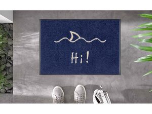 Bild in Slideshow öffnen, Fußmatte mit Hai und Schrift &quot;Hi!&quot; auf dem Boden

