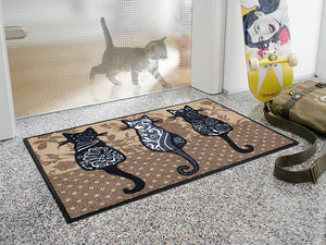 Bild in Slideshow öffnen, Fußmatte mit drei Katzen und Ornamenten vor der Tür
