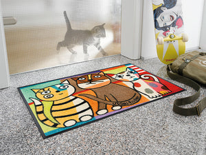 Bild in Slideshow öffnen, buntes Katzenmotiv auf der Fußmatte vor der Tür
