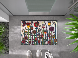 Bild in Slideshow öffnen, Fußmatte mit gemalenen Blumenmotiven vor der Tür
